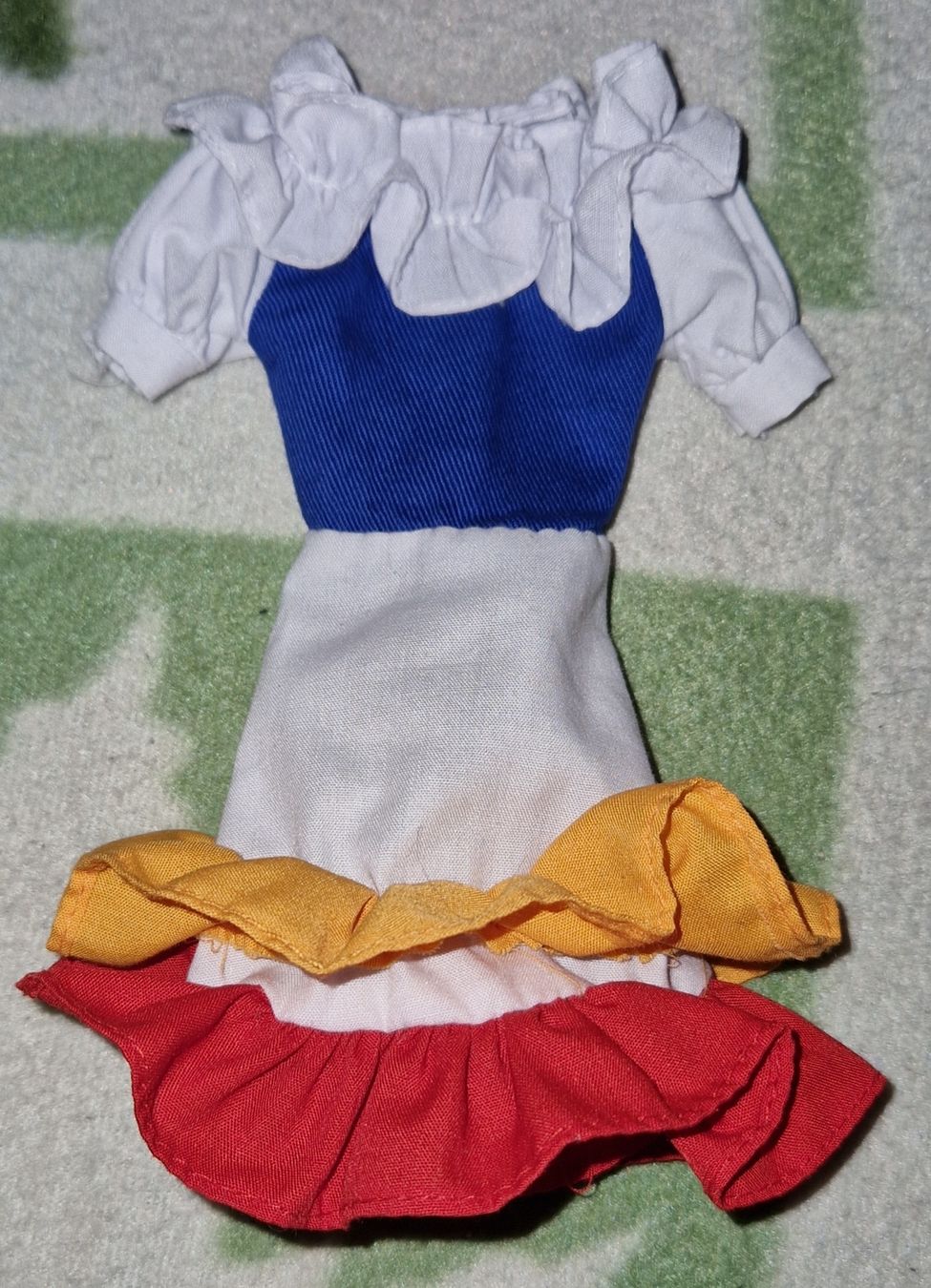 Bambole: Robe pour Barbie  – Usato da Couvet venduto da Pioune