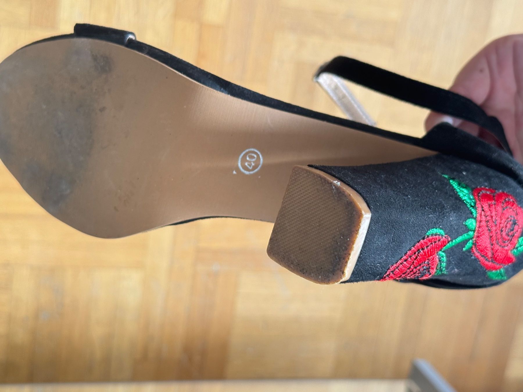 Scarpe da donna: Talons noirs détails de roses rouges – Usato da Montreux venduto da iza_peche8 4