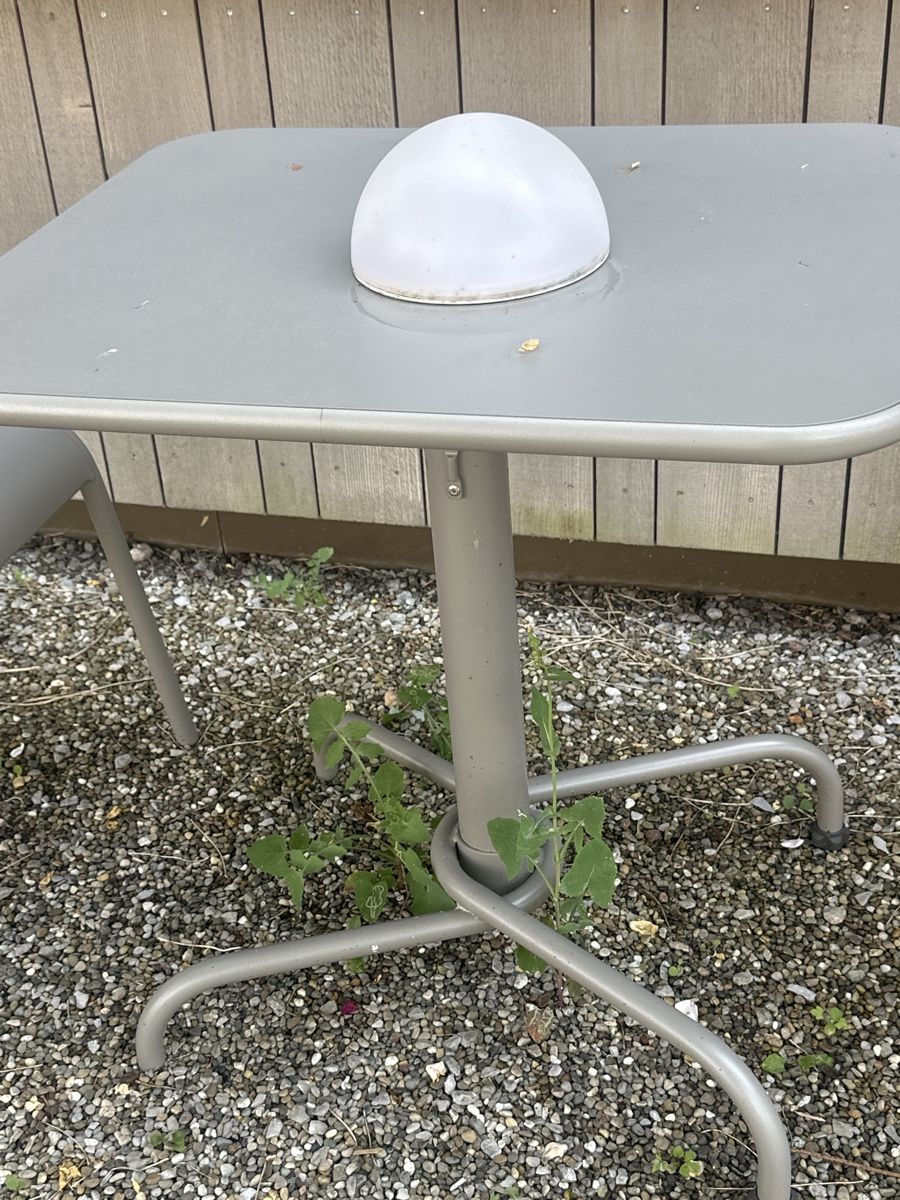 Ikea Set de table et chaises: Outdoor Metal Table and Two Chairs – D'occasion à Meilen par M_71 1