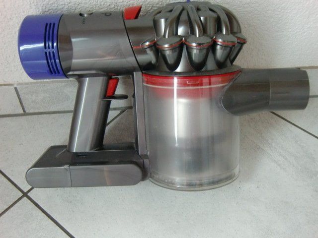 Dyson Aspirateurs & Accessoires: Dyson Staubsauger v8 – Défectueux à Balsthal par Beware 1