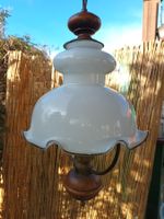 Lampadario vintage in vetro opalino e legno massiccio