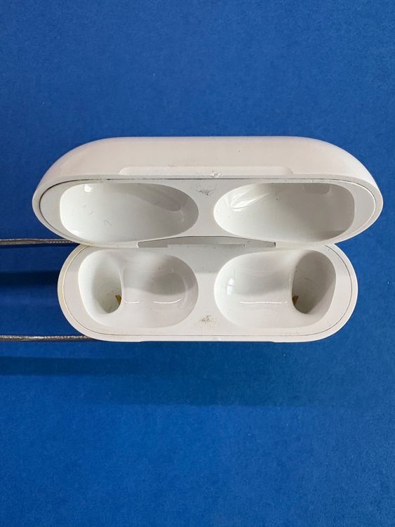 Apple AirPods Pro 1 charging case. 4