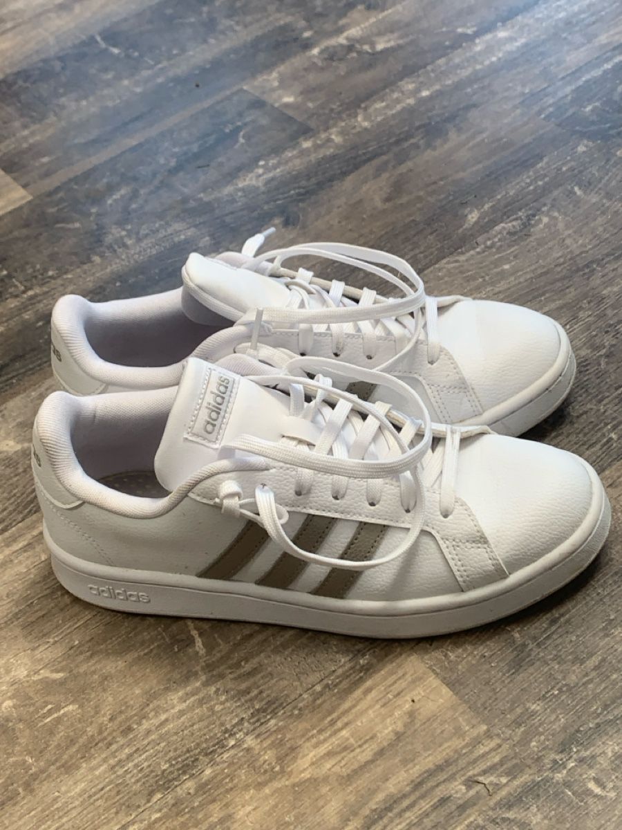 Adidas Scarpe da donna: Baskets Adidas blanches confortables taille 40, parfaites po – Usato da Courtelary venduto da joliman