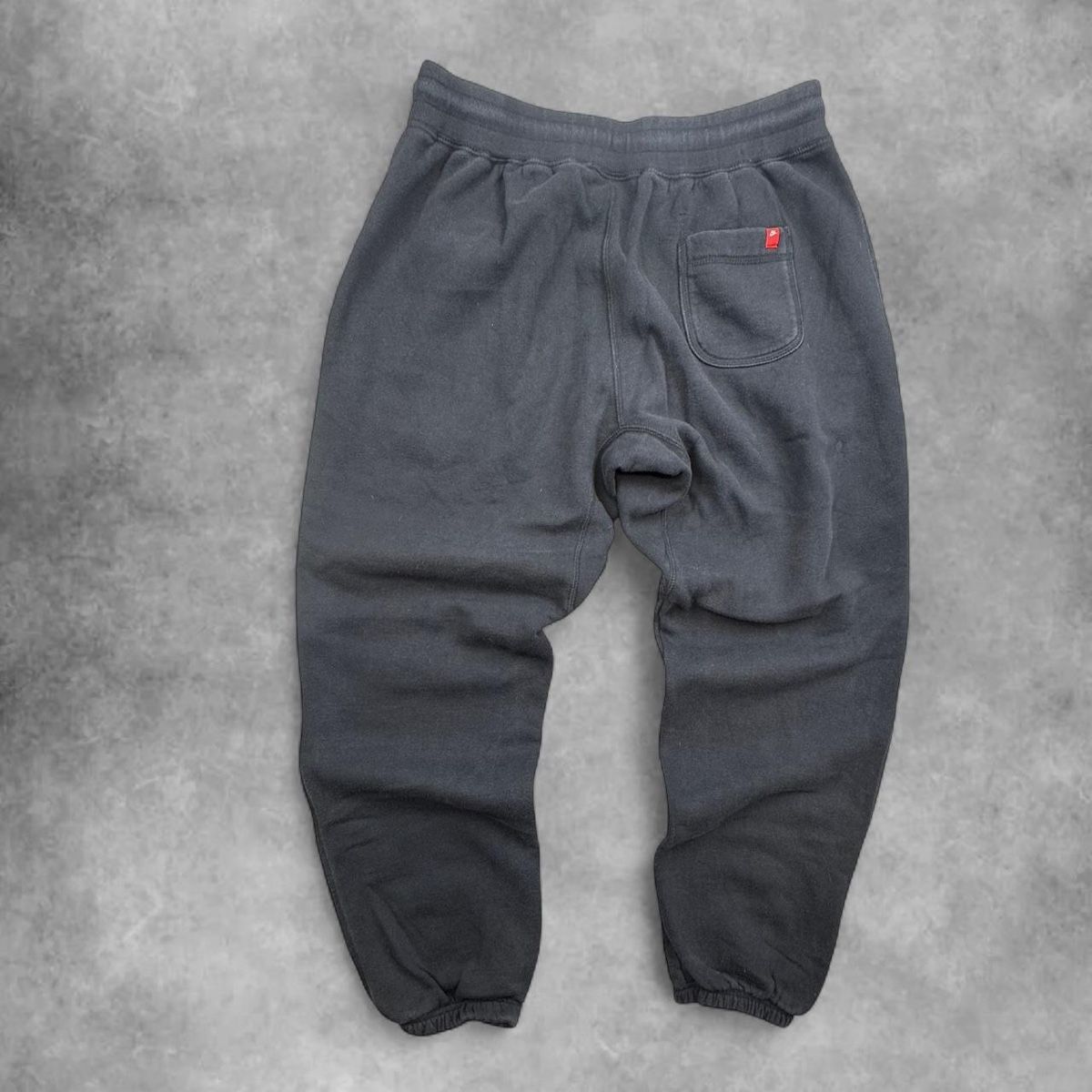 Nike Pantaloni: Nike sweatpants dark grey – Usato da Erlinsbach SO venduto da TogaResell 2
