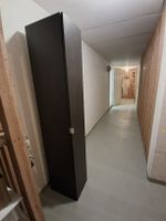 Schmaler Hochschrank dunkelbraun mit Einlegetablar aus Holz
