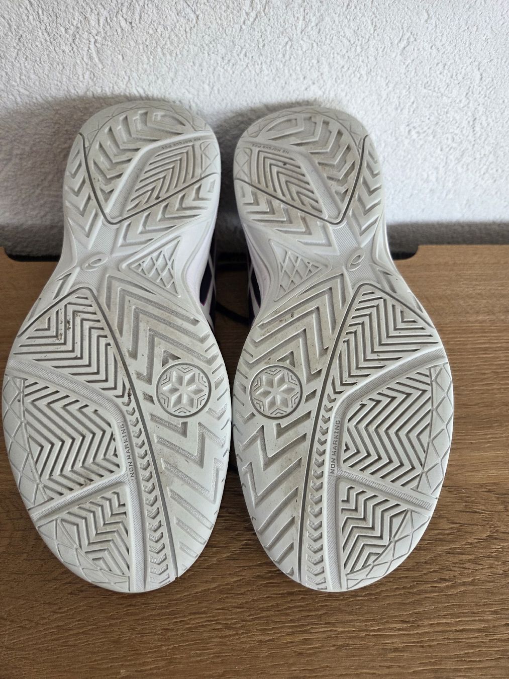 Asics Schuhe für Jungen: Hallenschuhe Asics Upcourt 4 Gr.36 – Gebraucht aus Zollbrück von Huki1 3