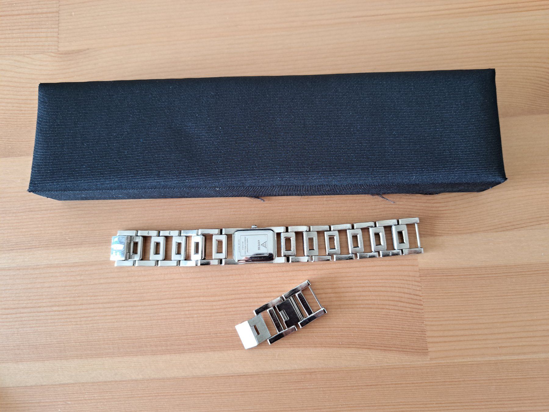 Guess Orologi: Elegante GUESS Uhr, Damen – Nuovo (secondo la descrizione) da Thalwil venduto da Pescara13 2