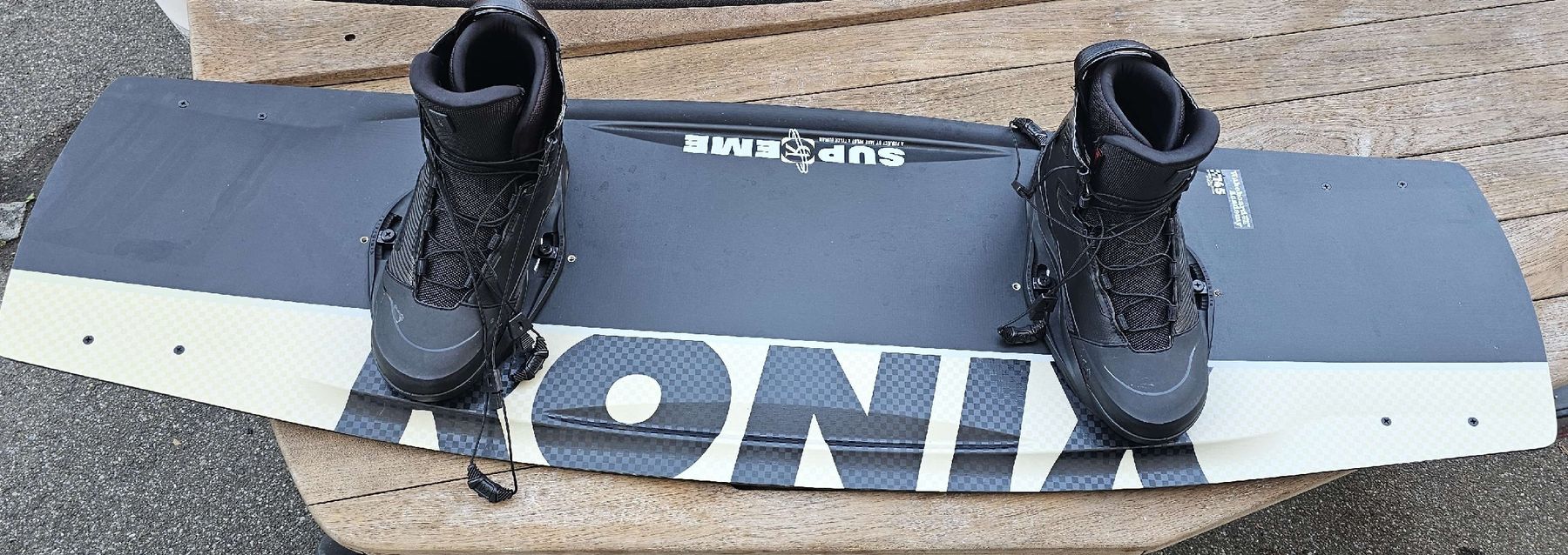 Ronix Tavole da surf e di nuoto: Neuwertiges Ronix Supreme Air Core 3 Wakeboard mit Bindung – Nuovo (secondo la descrizione) da Zug venduto da Wrangler2