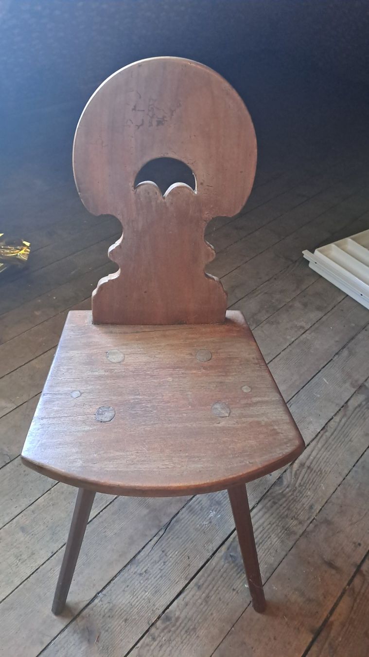 Chaises: 2 antike Holz-Stabellen – D'occasion à Basel par RitaFO102