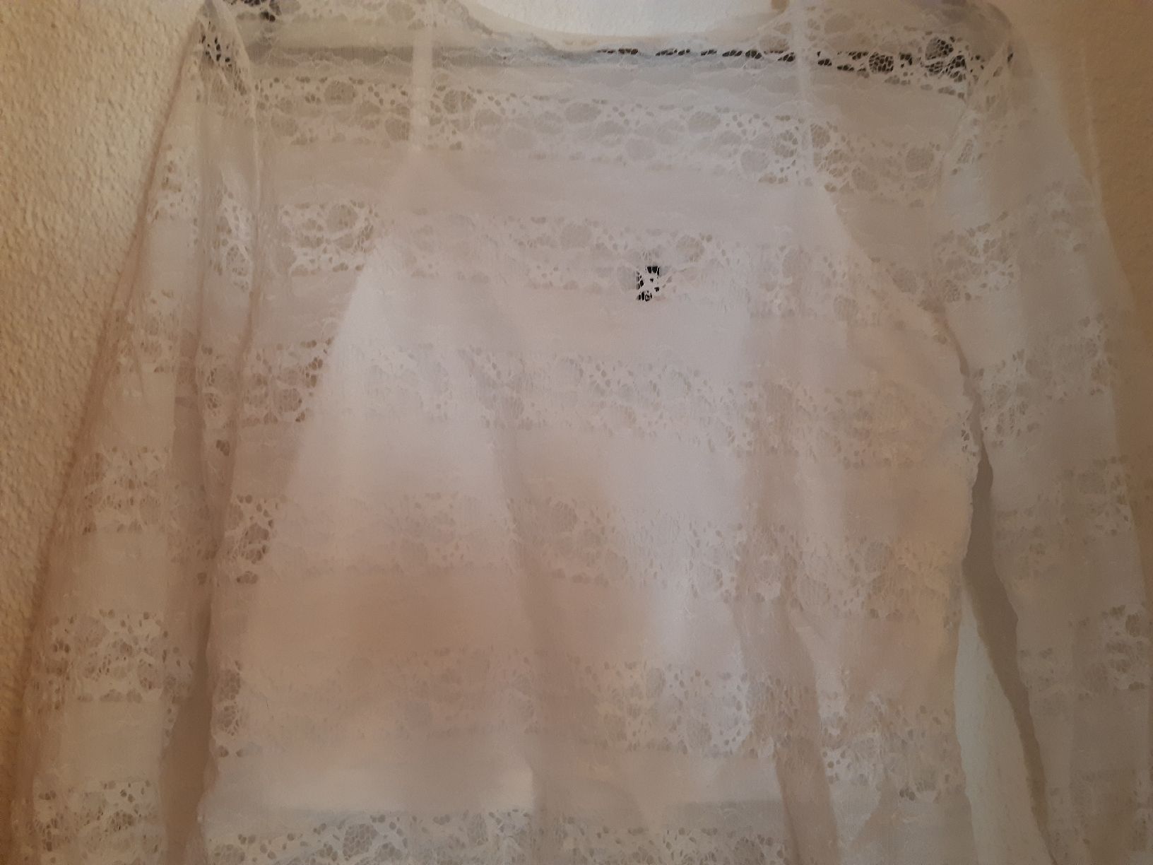 Tops: Spitzenstoff Oberteil mit kurzem Top weiss – Gebraucht aus Toffen von Gwunderegge77 1