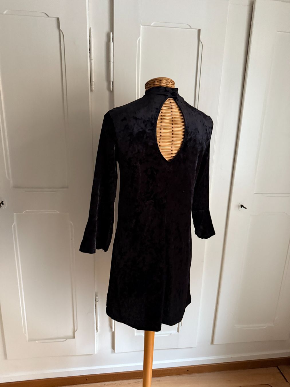Monki Vestiti: MONKI - Samtkleid schwarz S – Usato da Zürich venduto da Diazaio 2