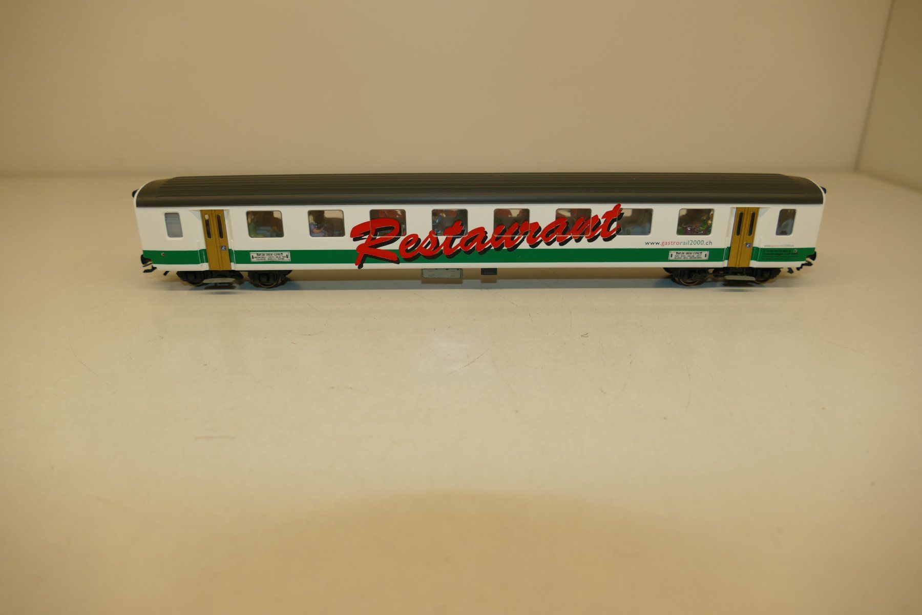 Lima Modellini di ferrovie: Lima Collection H0: SBB Restaurant Wagen mit Figuren – Nuovo (secondo la descrizione) da Niederhasli venduto da Flash32 4