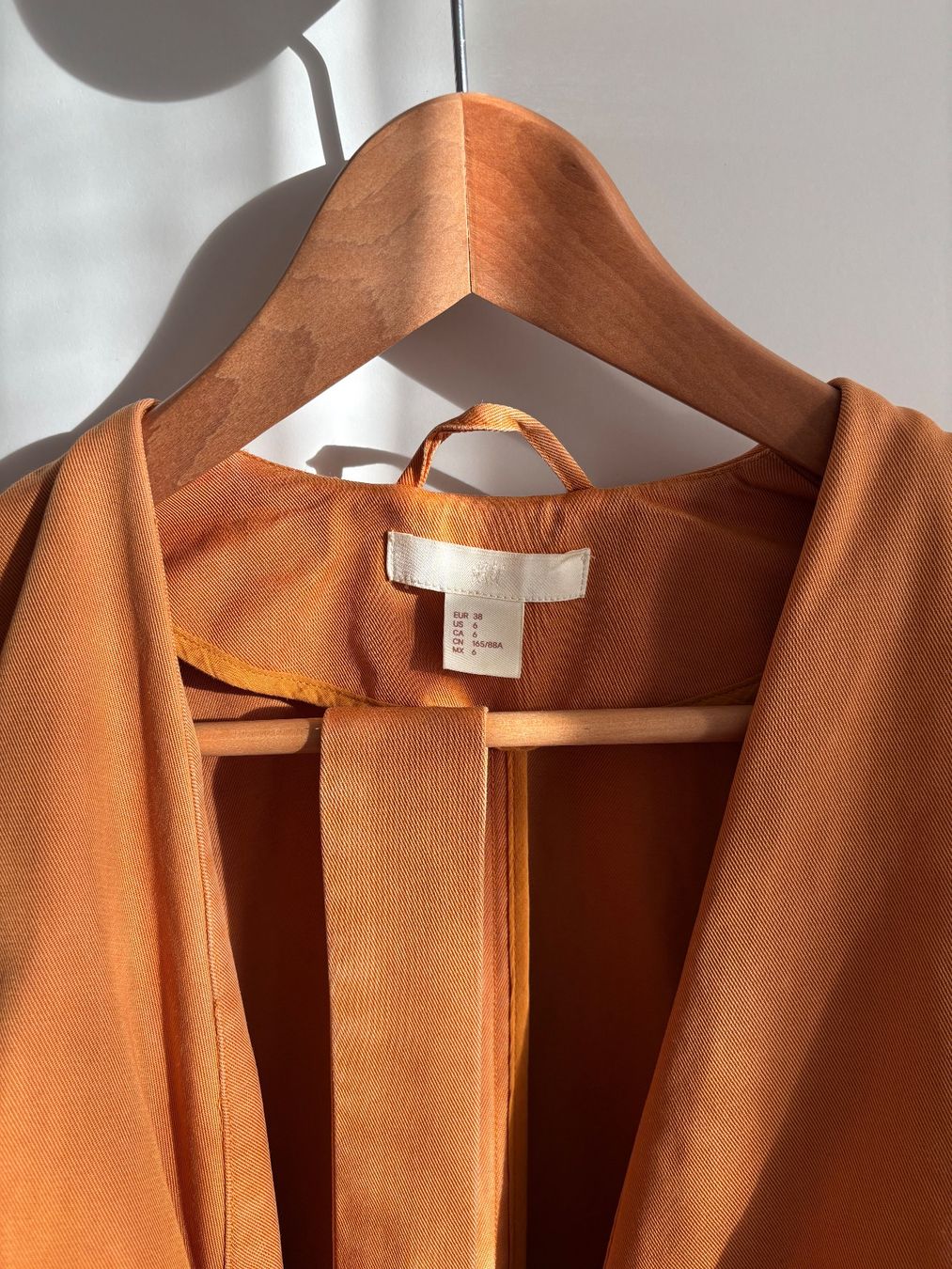 H&M Cappotti: Viskose-Trenchcoat mit Gürtel – Usato da Niederrohrdorf venduto da Madoqua 2