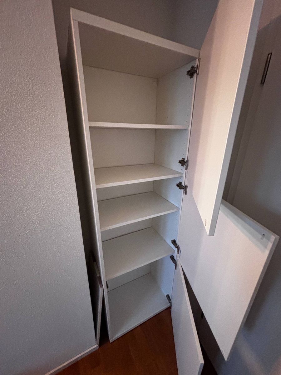 Armadi: IKEA Schrank Besta  – Usato da Fällanden venduto da s.i.n.d.y