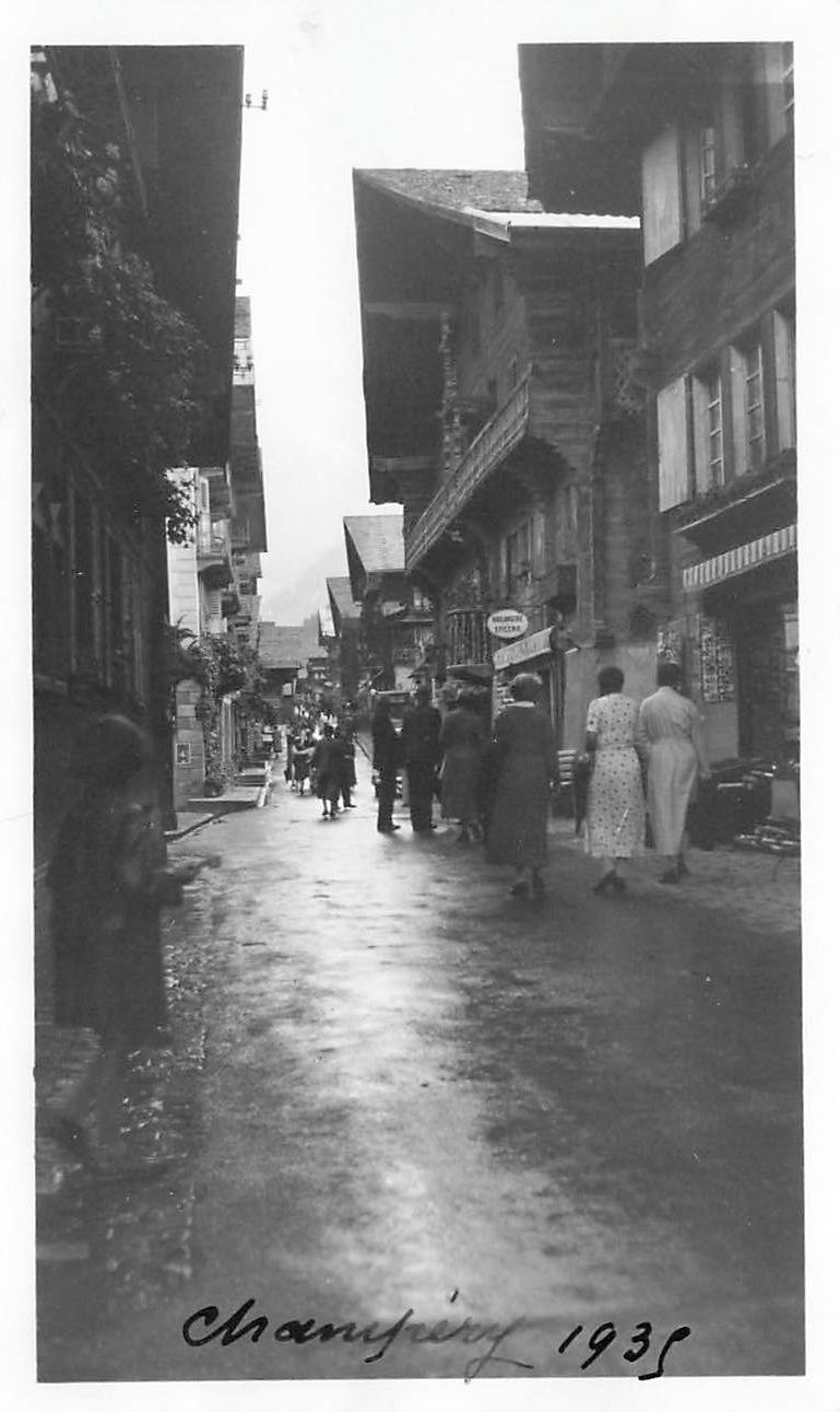 Cartoline postali: Champéry VS Hauptstrasse mit Personen – Usato da Biasca venduto da Blenio71