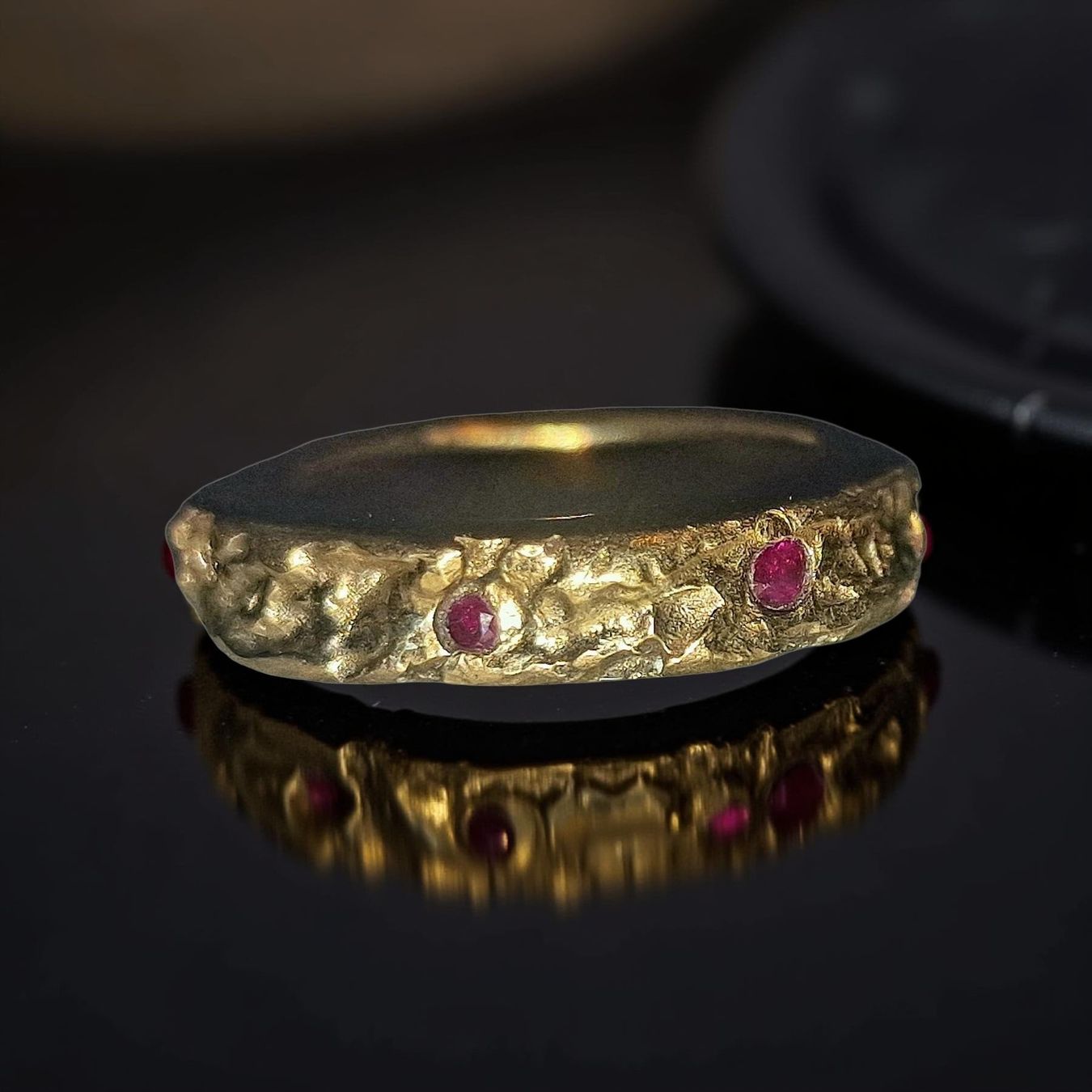 Anelli: Bronze-Ring Naturstyle, mit sechs Rubinen, Ringgrösse 55 – Nuovo e nell'imballaggio originale da Aarau venduto da Schmuckhoehle_MD 3