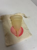 Menstruationstasse aus Silikon mit Aufbewahrungsbeutel