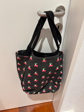Schwarze Stofftasche mit Kirschenmuster - stylisch