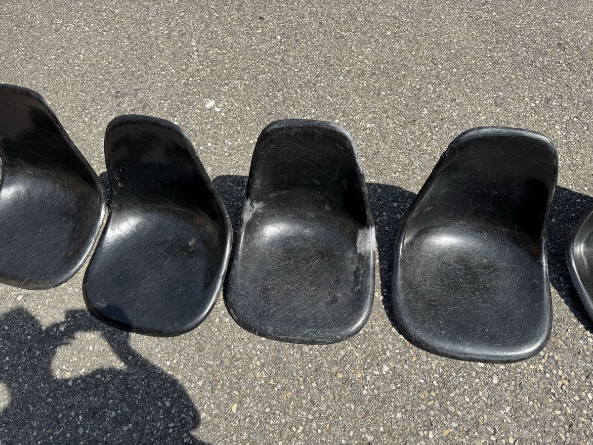 Chaises: 7 Eames Schalen Defekt ab 1.-  – D'occasion à Grenchen par Design-Outlet 2