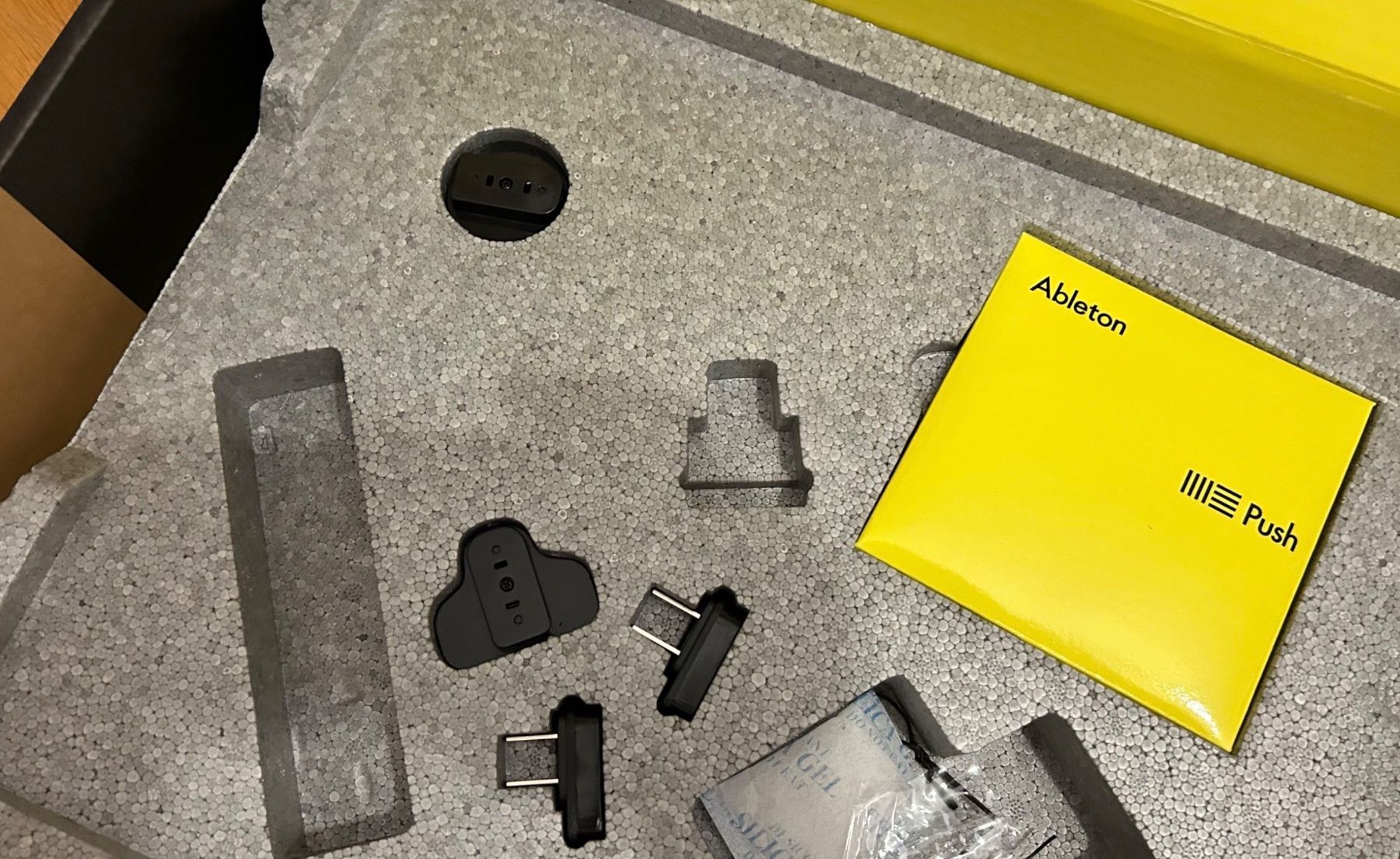 Mischpulte: Neuwertiger Ableton Push 2 mit Zubehör – Gebraucht aus Fehraltorf von Andrew8000 1