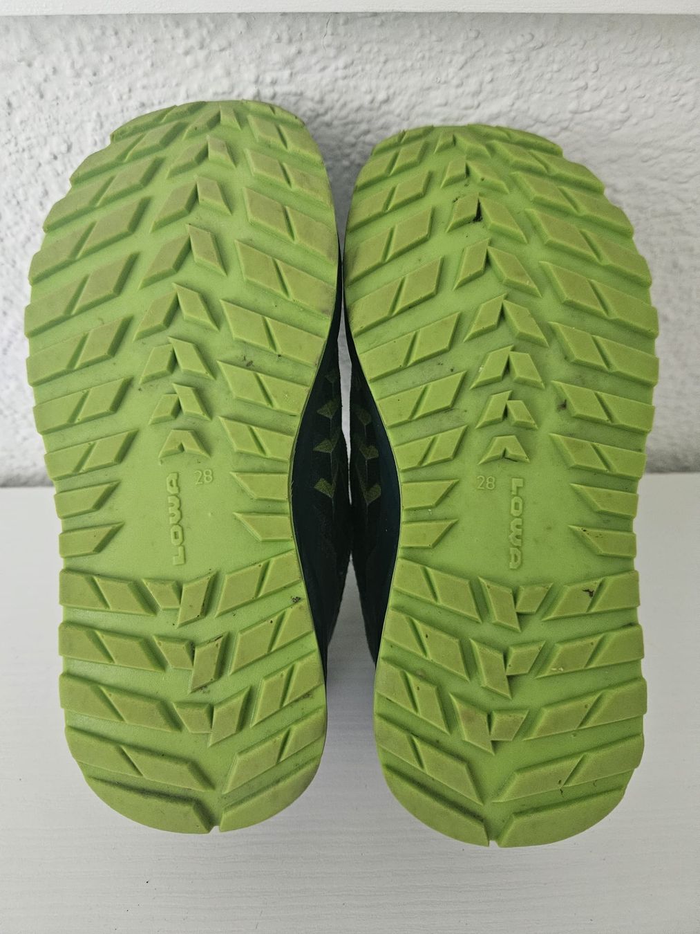 Lowa Scarpe per ragazzi: Kinder Lowa Trekkingschuh, leicht gebraucht – Usato da Engelburg venduto da millers25 2