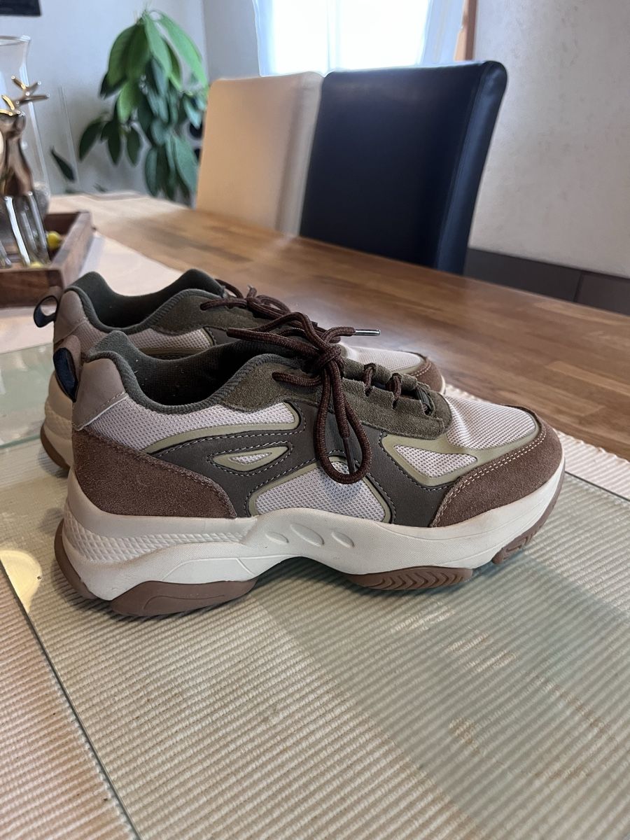 Damenschuhe: Sneaker – Gebraucht aus Bünzen von car_j9ph 1