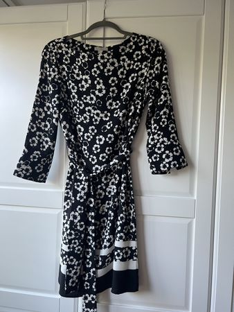 Schönes Blumenkleid Gr.34/ 36 schwarz/weiss mit Gürtel
