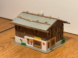 G0803: Wohnhaus mit Laden in einem Bergdorf (Spur N)