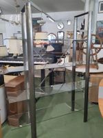 Metallregal mit Glasplatten