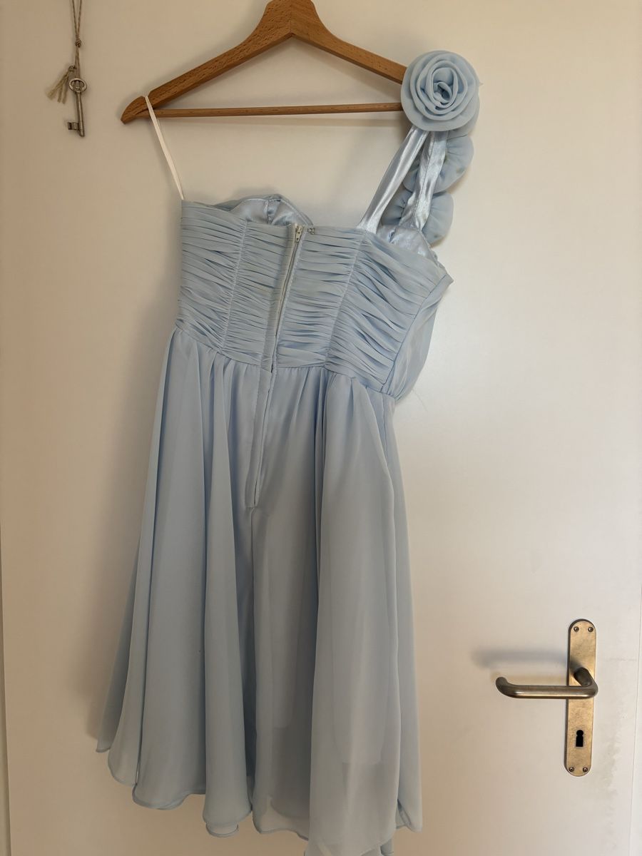 Robes: Wunderschönes hellblaues Kleid mit Blumen-Details – D'occasion à münchenbuchsee par Satinelam210 1