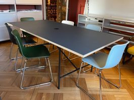 Zwei Linoleum Bürotische
