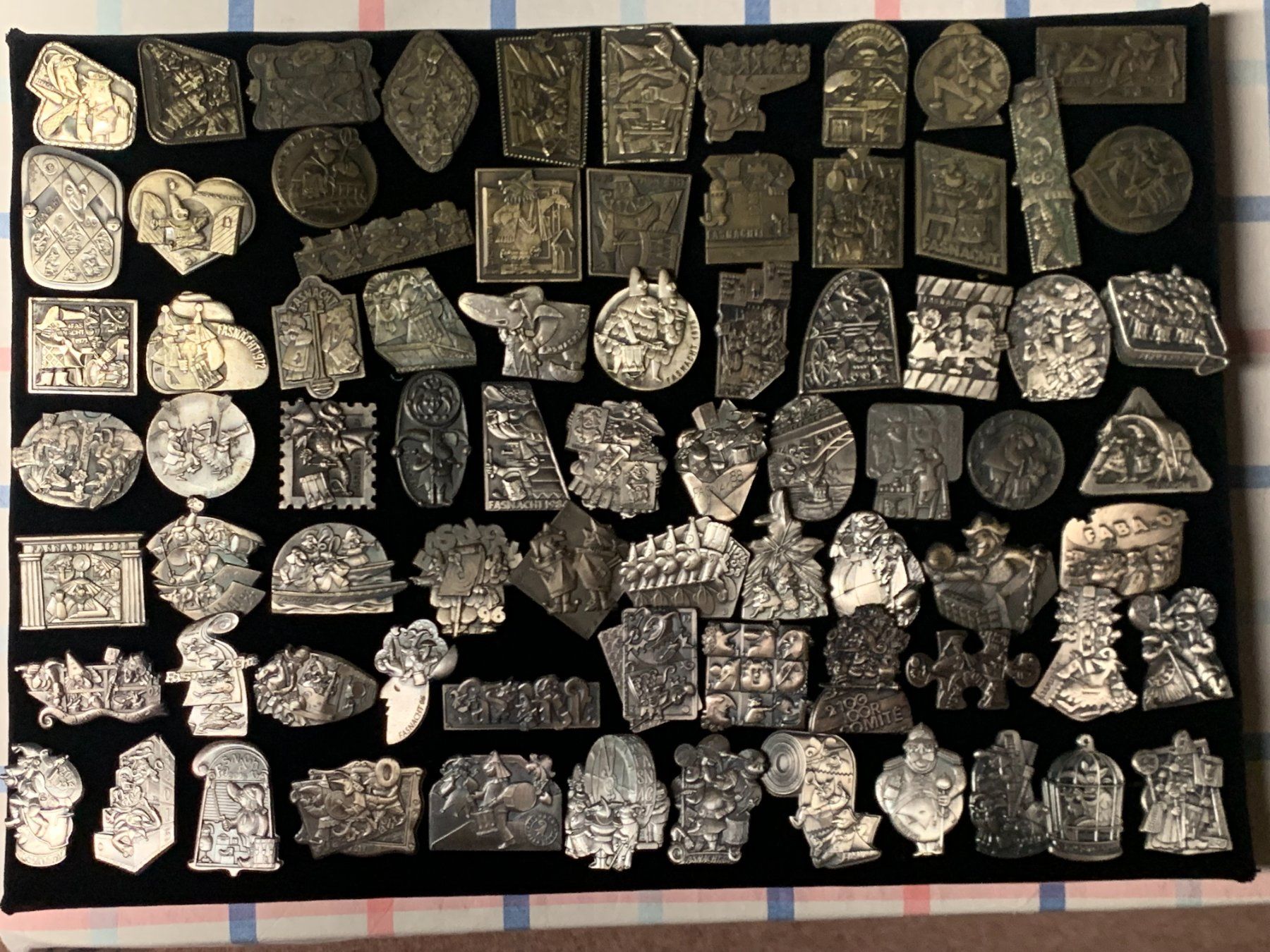 Basler Placchette & Badge: Grosse Basler Fasnachts-Plaketten Sammlung – Usato da Therwil venduto da Zelle13 1