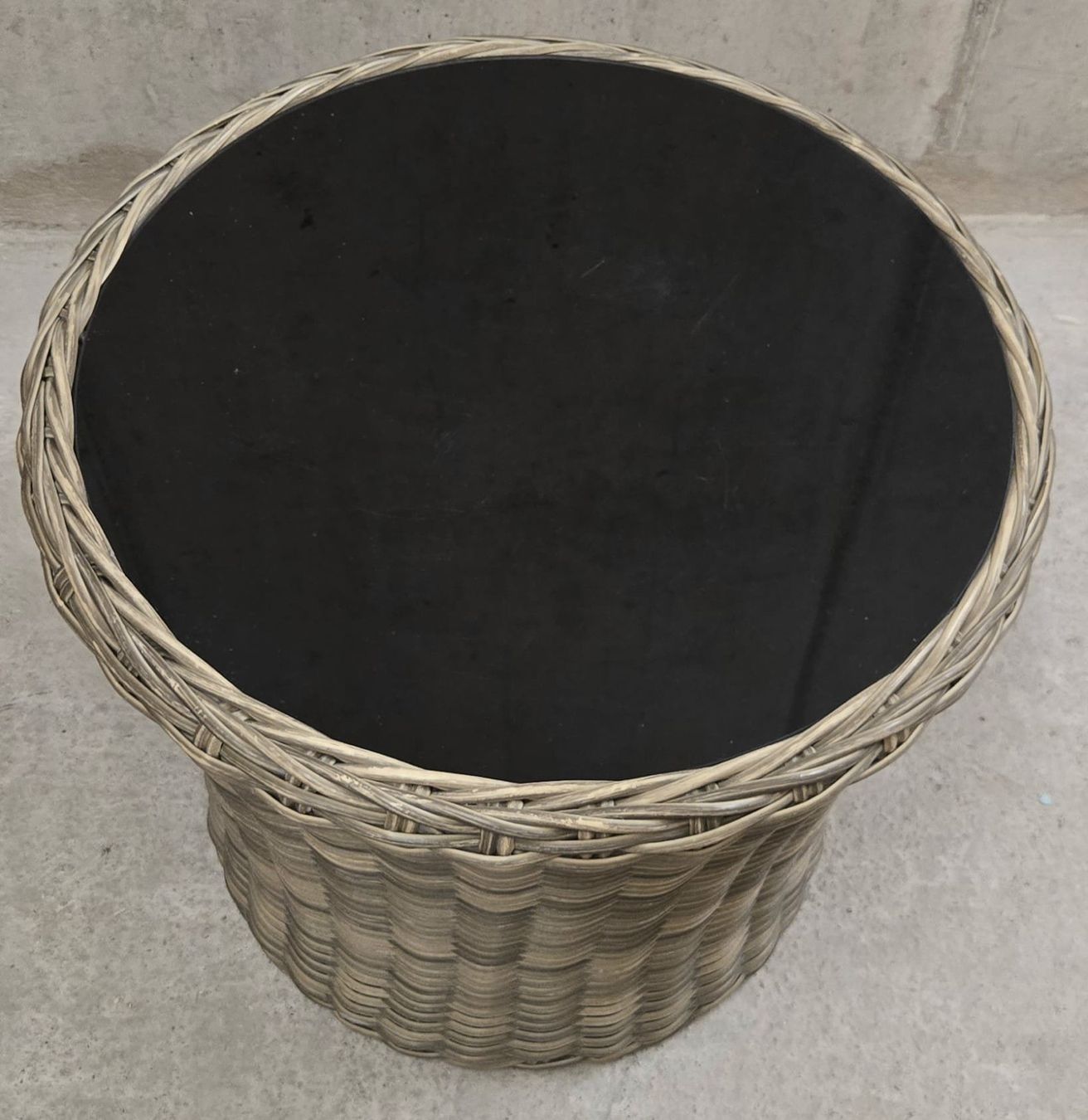 Tische: Petite table basse ronde en rotin – Gebraucht aus Collombey von pie_v5pv 1