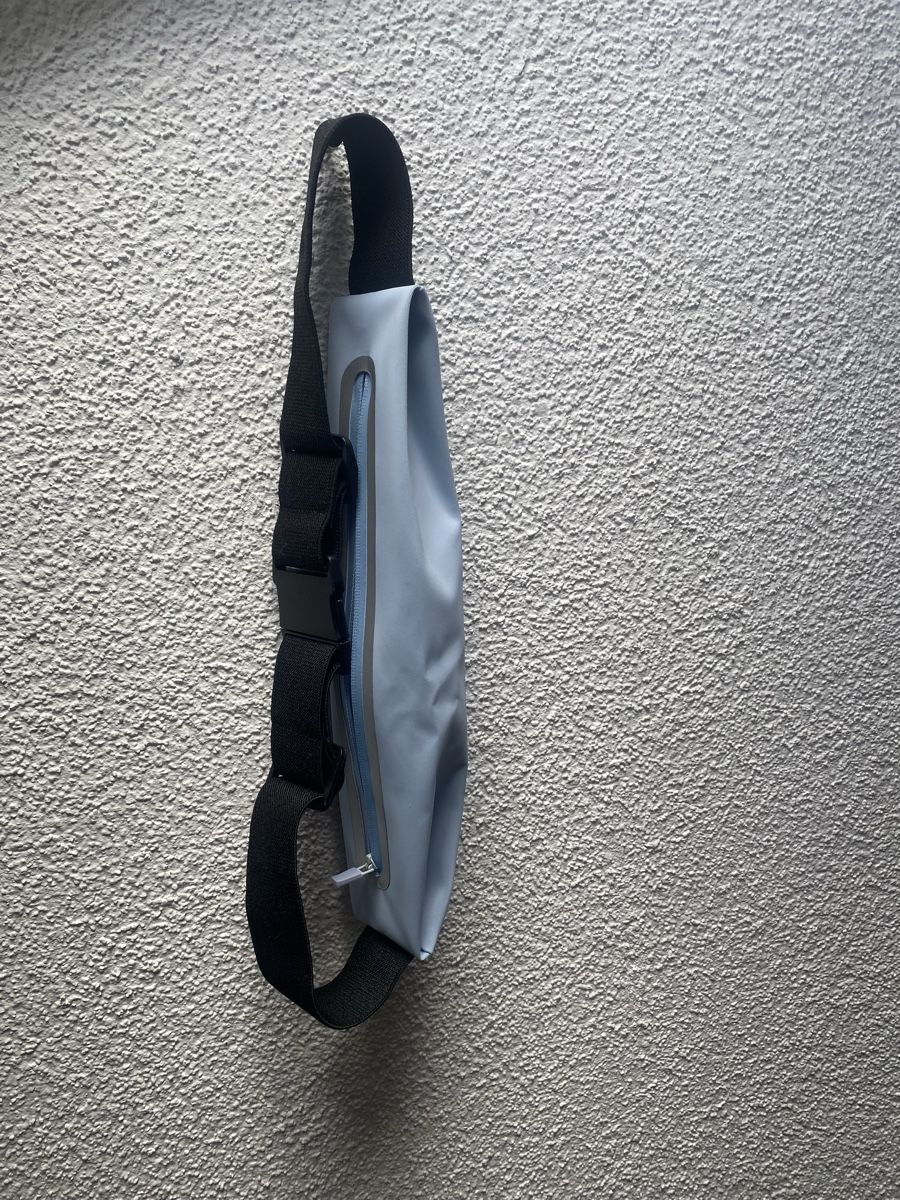 Canottiere & Pantaloni: Moderne Sling Bag in Hellblau – Neu – Nuovo (secondo la descrizione) da Rorschach venduto da Lauraq12 1