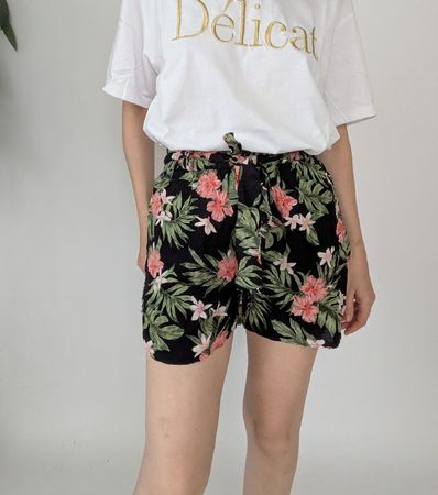 Shorts Damen Blumenmuster schwarz Grösse S neu mit Etikett