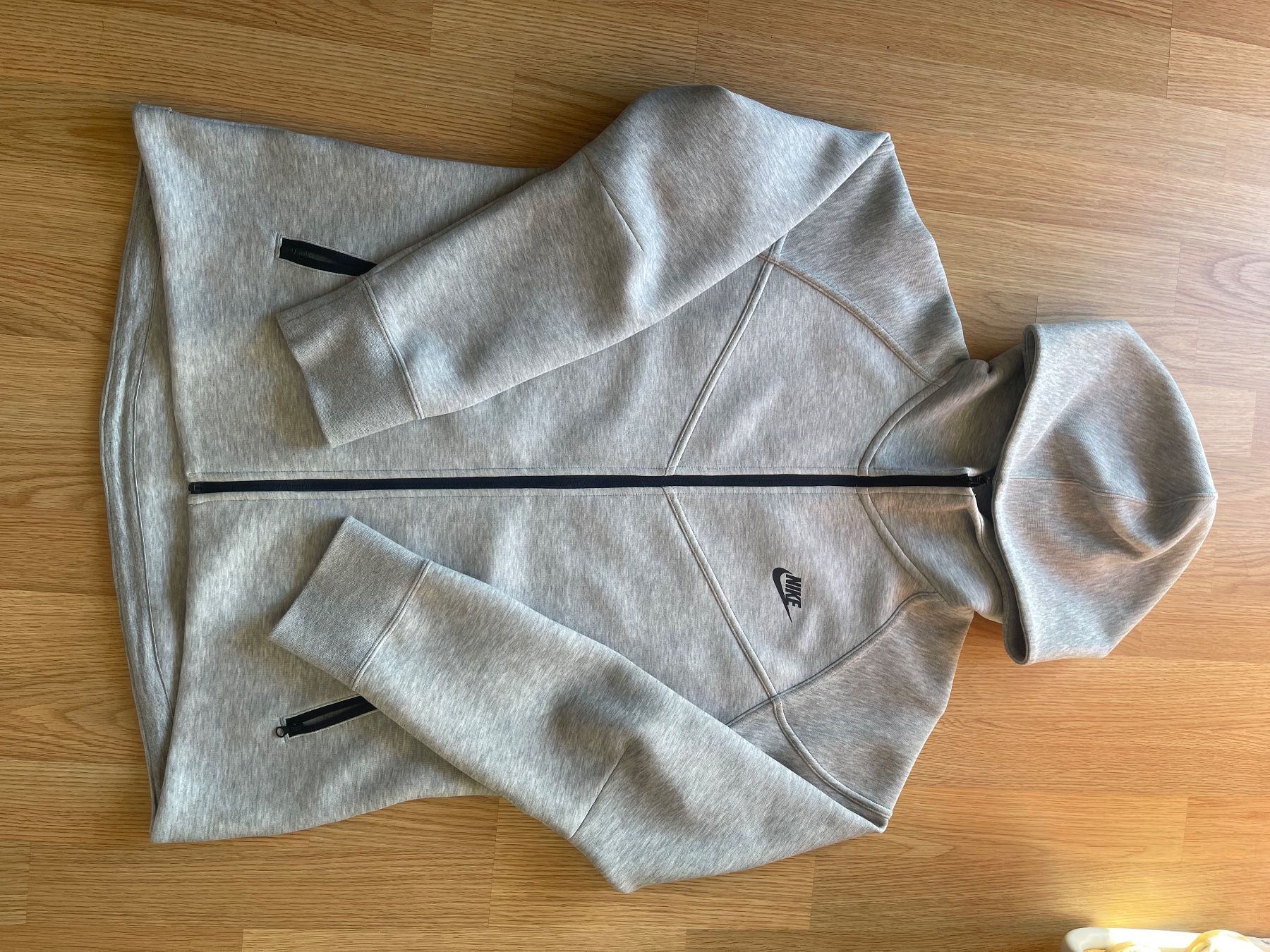 Nike Maglioni & Felpe: Nike Tech Fleece Kapuzenpulli grau – Usato da Biel/Bienne venduto da sof_yx5y 1