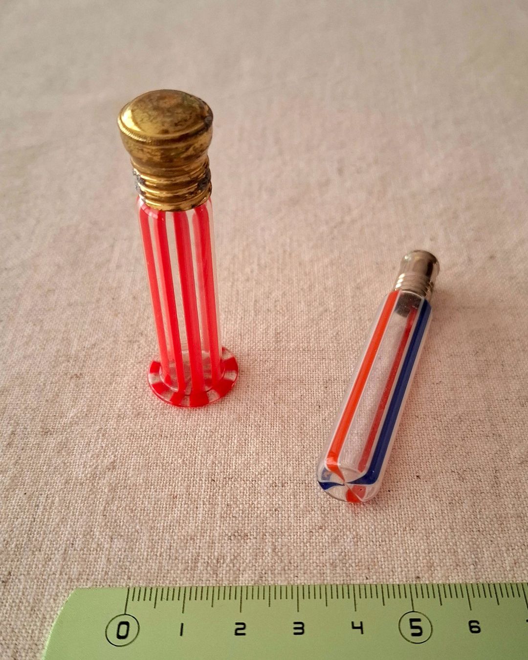 Flacons: 2 ANTIKE PARFUM FLACONS, FADENGLAS – D'occasion à Grüningen par Kartensammler