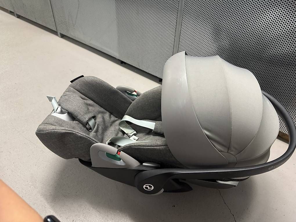 Seggiolini per auto: Cybex Babyschale + 360 grad station – Usato da Hunzenschwil venduto da elv_5m99 1