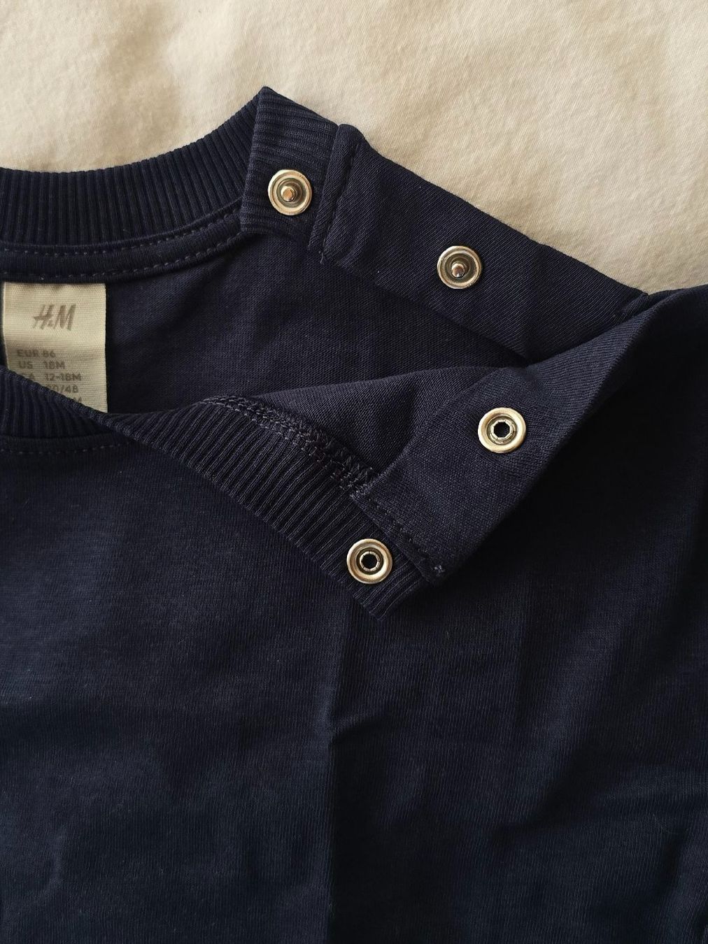 H&M Chemises, Tops & T-shirts: 2 Baby T-Shirts, NEU – Neuf avec emballage d'origine à Alpthal par M.J.A. 2