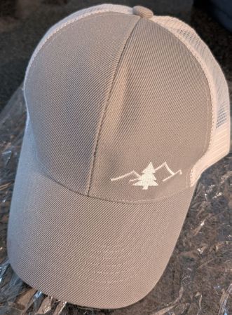 Graues Cap mit Bergmotiv - Perfekt für Wanderungen