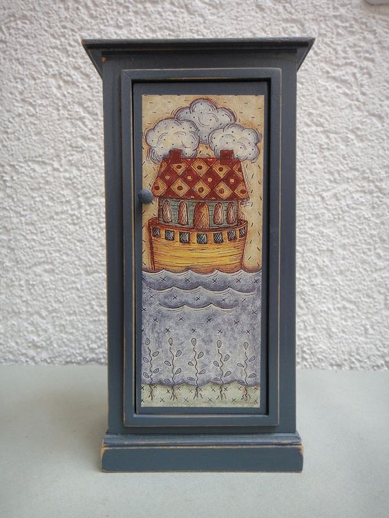 Miniatur Vitrine Aus Holz - Puppenhaus Schrank Im 1:12 Maßstab, Handgefertigt & Detailverliebt