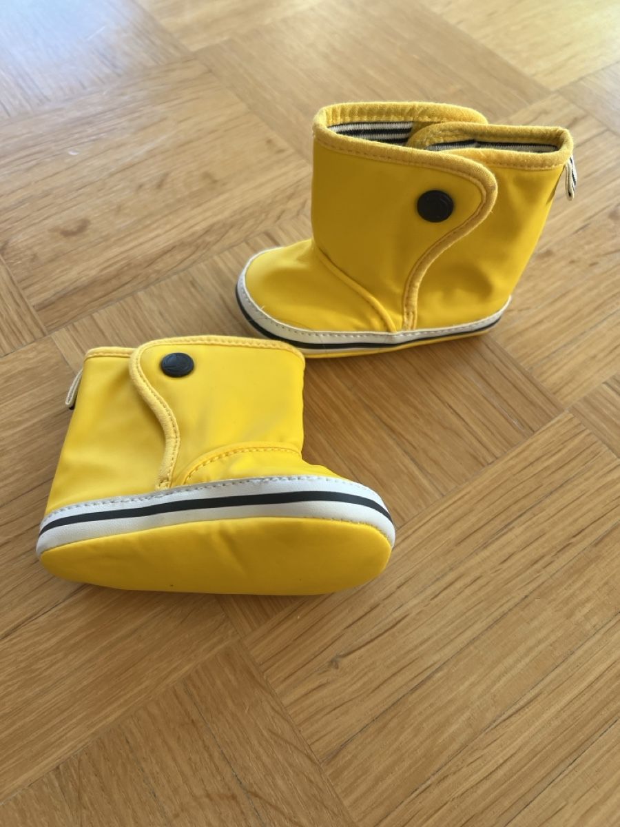 Scarpe per ragazzi: Süsse gelbe Schuhe, neuwertig – Nuovo (secondo la descrizione) da Wetzikon ZH venduto da cyb_7y78