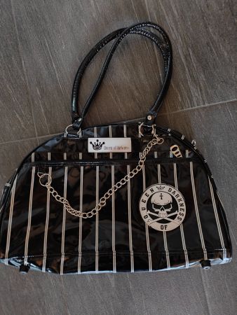 Schwarzweisse Lacktasche mit Kette und Totenkopf