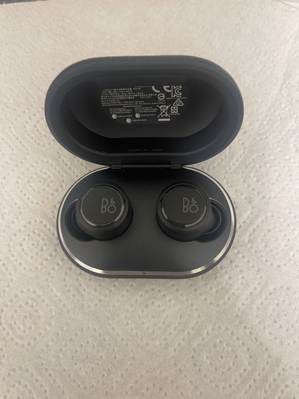 Bang & Olufsen Cuffie: Bang & Olufsen E8 3rd Generation ab CHF 1.-- – Difettoso da Rain venduto da Stouni180
