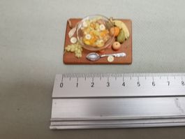 Puppenhauszubehör, Holzbrett mit Fruchtsalat