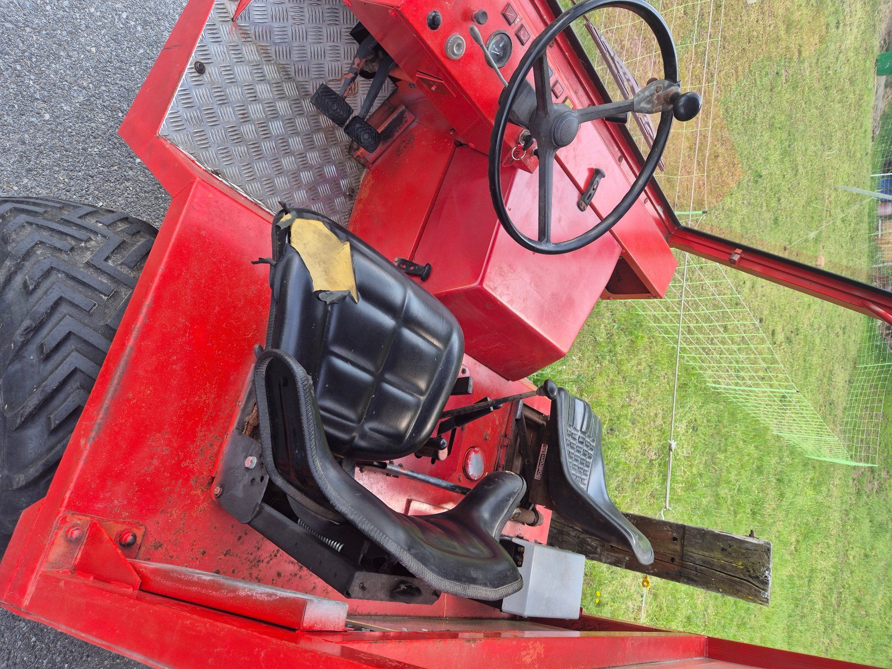 Bucher Tracteurs: Bucher TR 2800 mit Ladegerät – D'occasion à Kandergrund par 07071963 4
