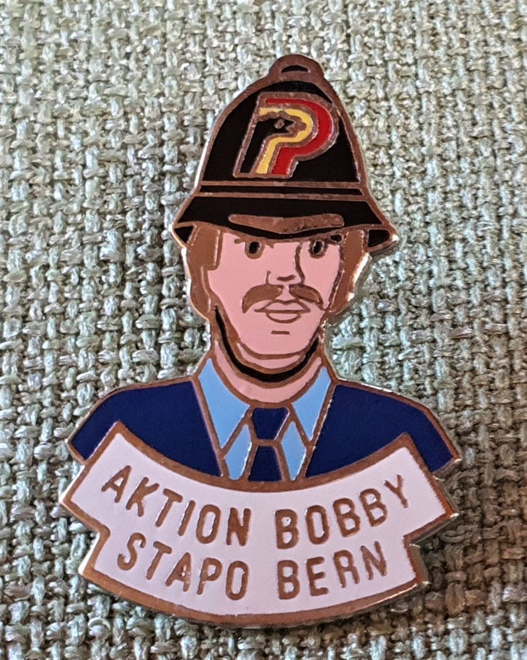 Plaketten & Abzeichen: E384  Pin Aktion Bobby St. Polizei Bern – Gebraucht aus Reinach BL von Boston-Verkauf