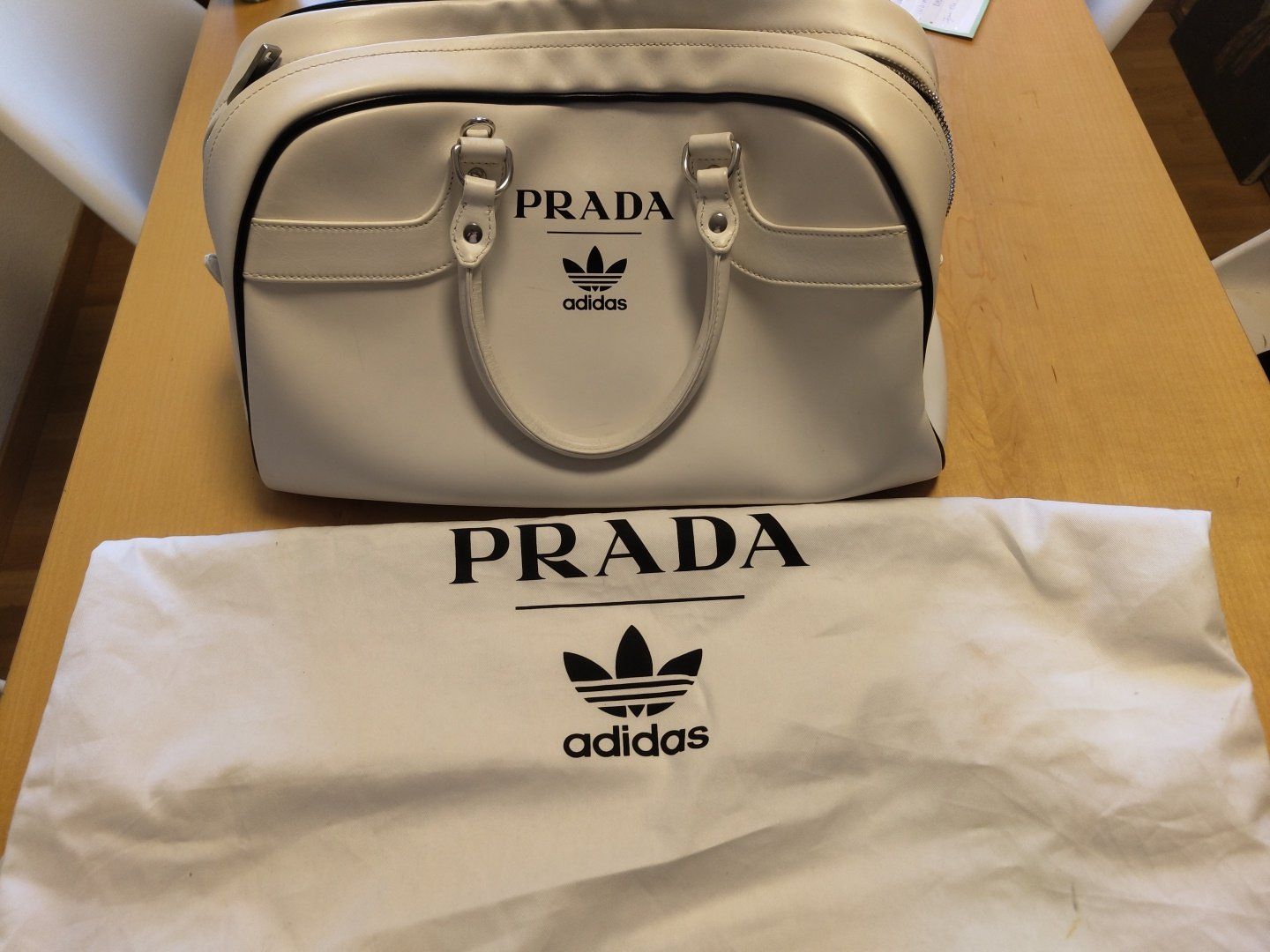 Prada Borse: Prada x Adidas Bowling Bag Weiss mit Staubbeutel. – Usato da Männedorf venduto da faz_qw96