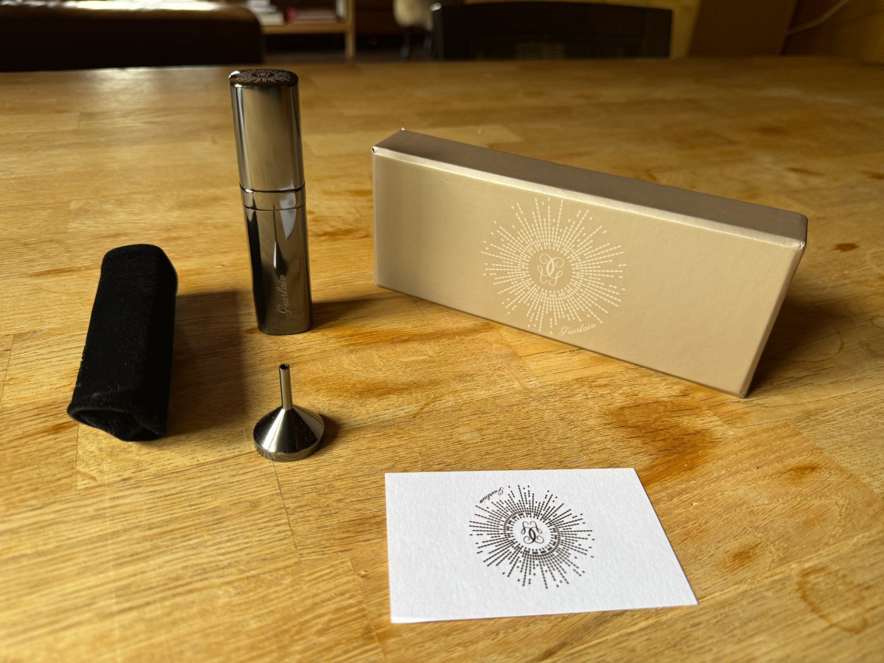 Guerlain Flaconi: Fancy Guerlain atomizer spray bottle with velvet pouch – Nuovo (secondo la descrizione) da Grund b. Gstaad venduto da ReLuxe