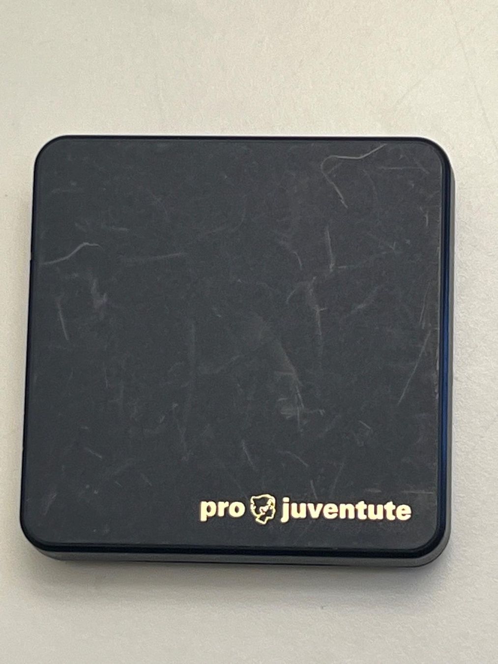 Tutti i francobolli: 2 Set Pro-Juventute-Pins 1993+1995 Briefmarken – Nuovo e nell'imballaggio originale da Vaduz venduto da Unikate-Markt 8